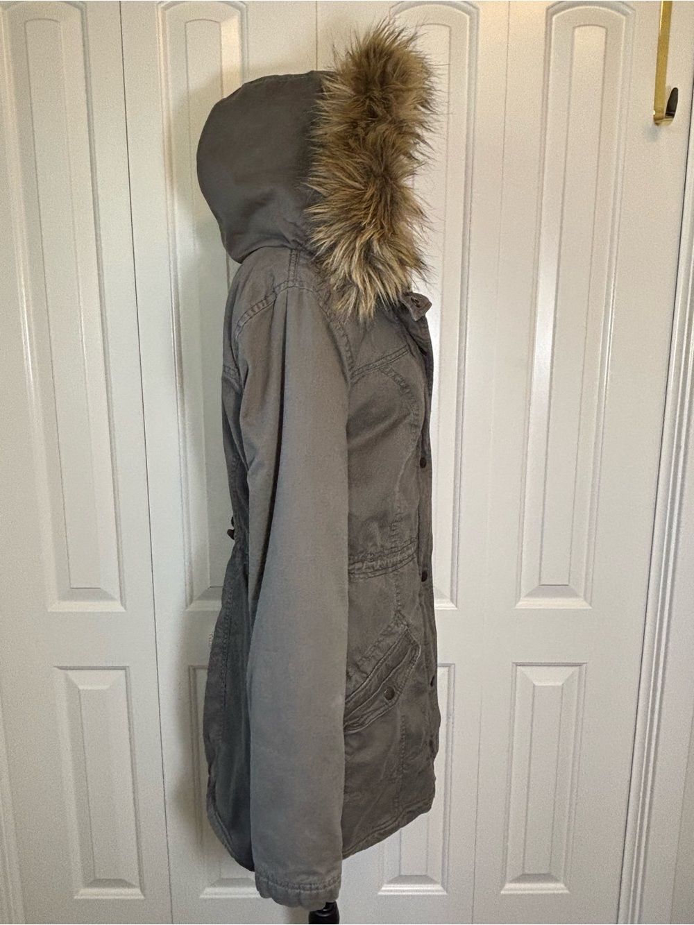 Hollister Gray Faux Fur Hooded Sherpa Parka Jacket EUC Size L - Picture 5 of 15